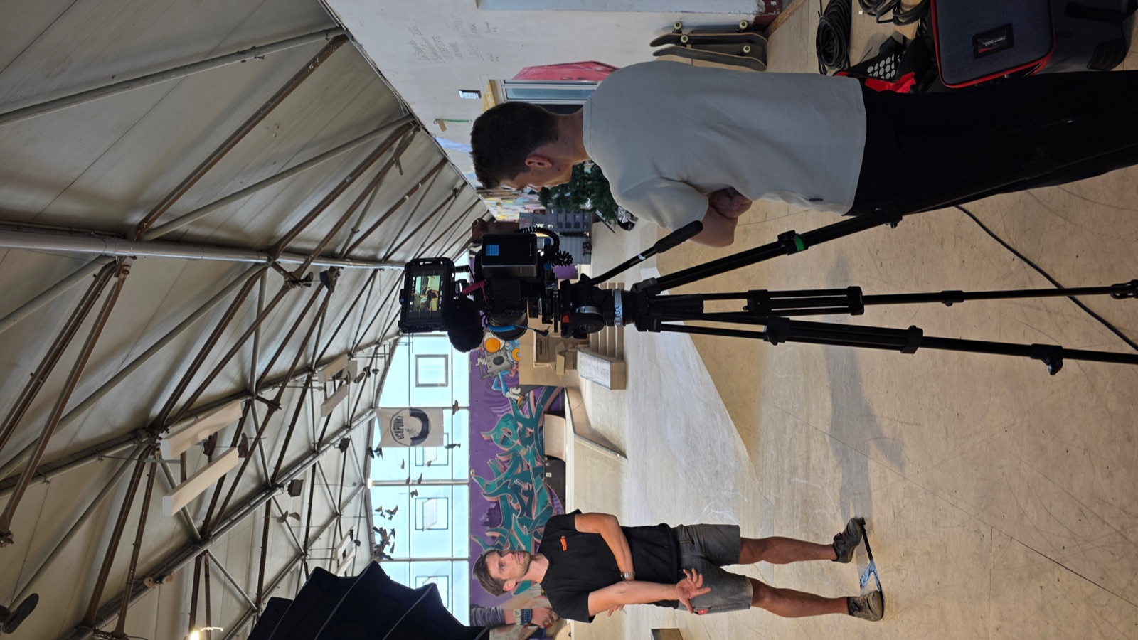 Interview in einer Skatehalle: Protagonist vor der Kamera auf Stativ, Octabox.